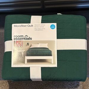 Target room essential microfiber quilt full/queen